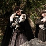 Robb y Bran Stark con los cachorros de huargo